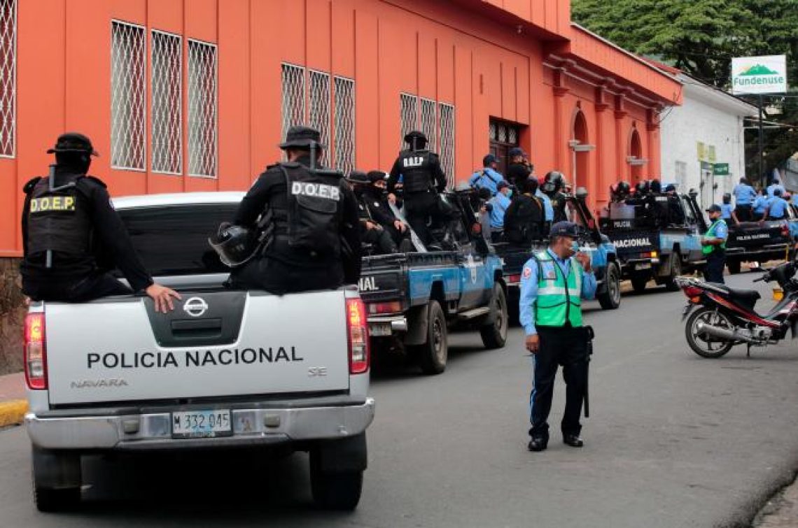 Police officers and riot police patrol outside Matagalpa's Archbishop Curia preventing Monsignor Rolando Alvarez from leaving, in Matagalpa, Nicaragua, on August 4, 2022.  (Photo by AFP)