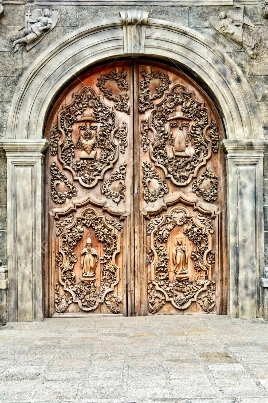 77311309-porte-d-église-catholique-en-bois-ancienne-et-finement-sculptée