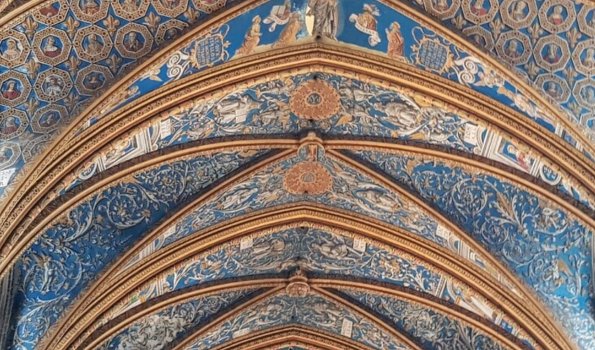Plafond bleu de la cathédrale d'Albi, réalisé au XVe siècle à partir de carbonate de cuivre et non d’indigo, une technique remarquable qui explique la conservation exceptionnelle de ses couleurs jusqu’à aujourd’hui - DR