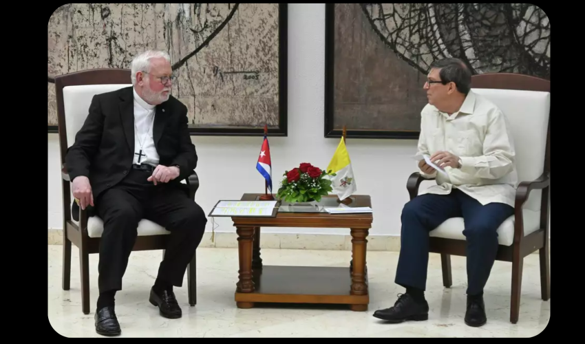 Mgr Paul Richard Gallagher, en charge des relations extérieures du Saint-Siège avec  le ministre cubain des Affaires étrangères, Bruno Rodríguez, à La Havane le 4 juin 2025 - DR