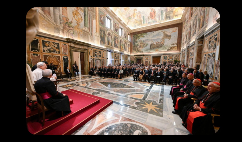 Le pape Léon XIV avec les membres de la Fondation Centesimus Annus Pro Pontifice - credit VATICAN MEDIA
