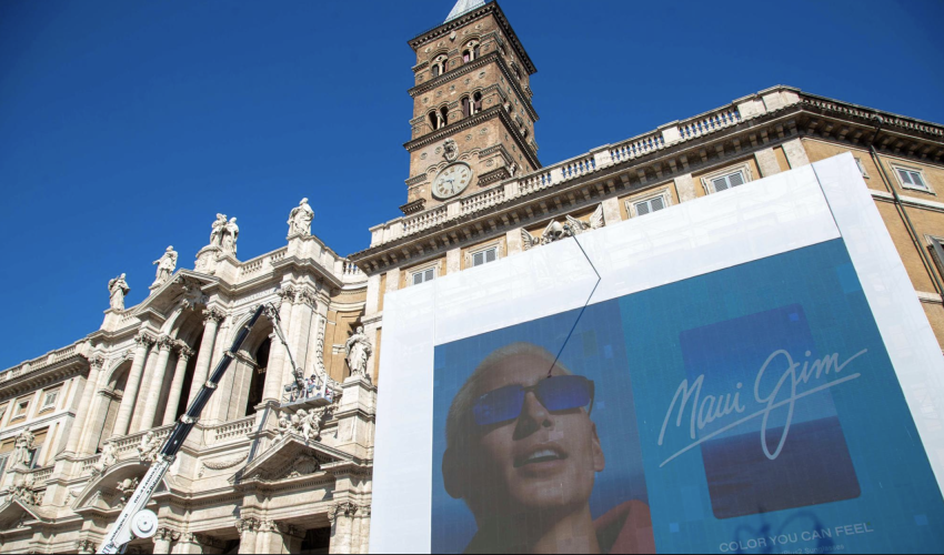 Une publicité sur un écran géant recouvrant la basilique Sainte-Marie-Majeure - Capture X
