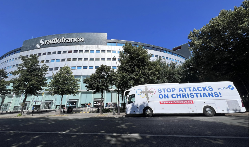 Le bus du collectif espagnol Citizengo devant les locaux de Radio France, à Paris - Capture X