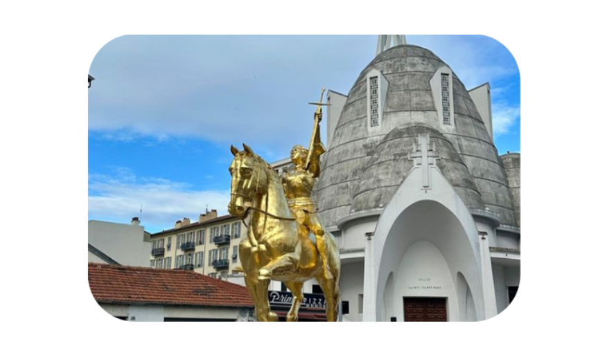 statue de Jeanne d’Arc devant l'église Jeanne d'Arc à Nice - DR