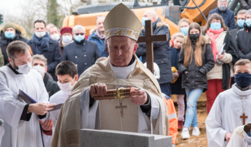 DR - Pose de la 1ère pierre par Monseigneur  Crepy
