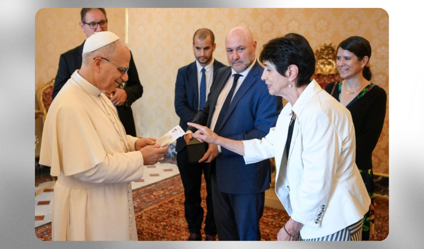 Le pape Léon XIV avec Diane Foley  - credit photo media du Vatican