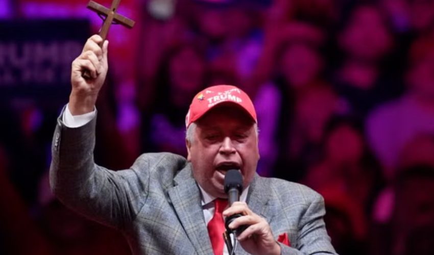 David Rem brandissant un crucifix lors d'un meeting de Donald Trump - DR