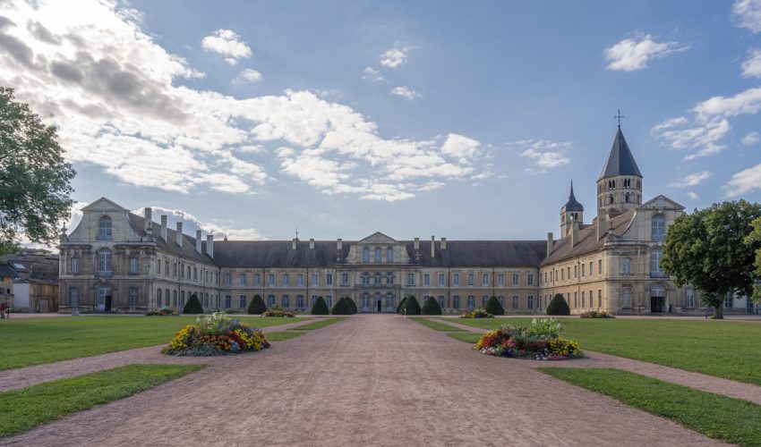 Vue depuis le cloître de l’abbaye de Cluny - Depositphotos