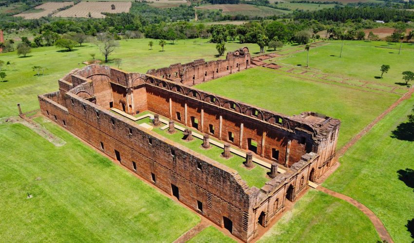 Ruinas de la misión jesuítica guaraní de Jesús de Tavarangue, Paraguay - Depositphotos