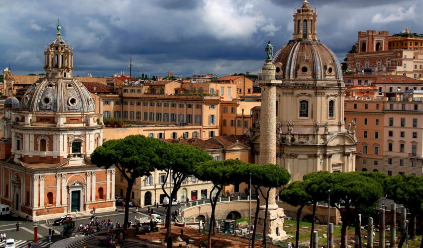 Vue sur la colonne de Trajan - DepositPhotos
