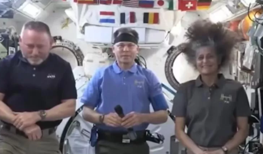 Butch Wilmore ( à gauche ) à bord de la station spatiale avec les deux autres astronautes - Capture image NASA