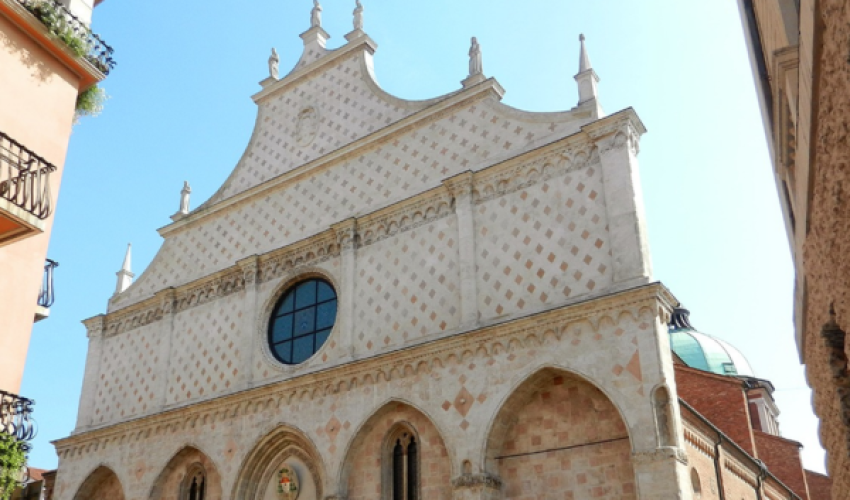 Façade de la cathédrale Sainte-Marie-de-l'Annonciation à Vicence.