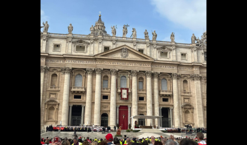 Le blason du pape déployé à la loggia de Saint-Pierre - @tribunechretienne