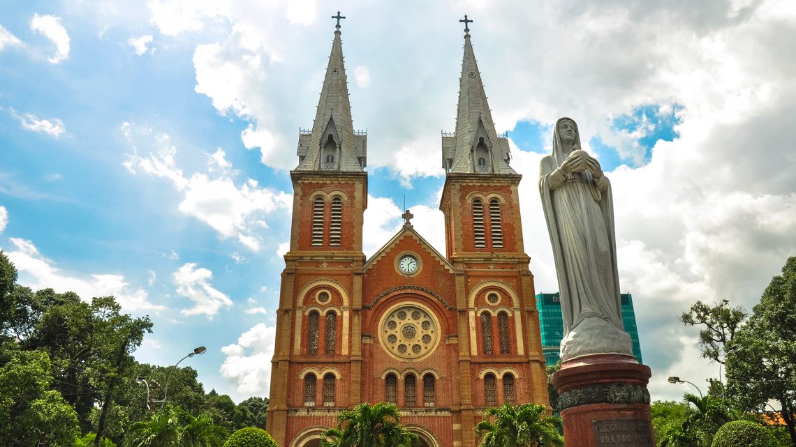 Designe-extérieur-de-la-Cathédrale-Notre-Dame-de-Saigon