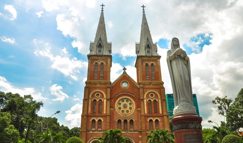 Designe-extérieur-de-la-Cathédrale-Notre-Dame-de-Saigon