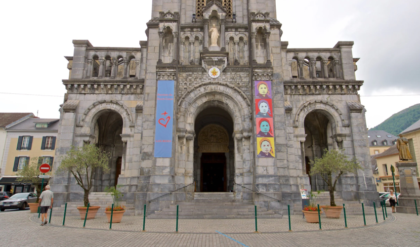 Façade de l'église du Sacré Coeur à Lourdes - DR