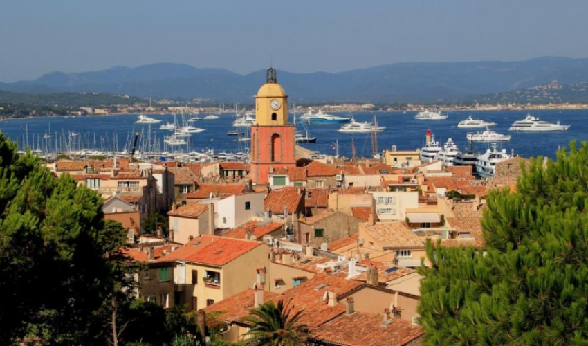 Vue de l'église et de son clocher à Saint Tropez- DR
