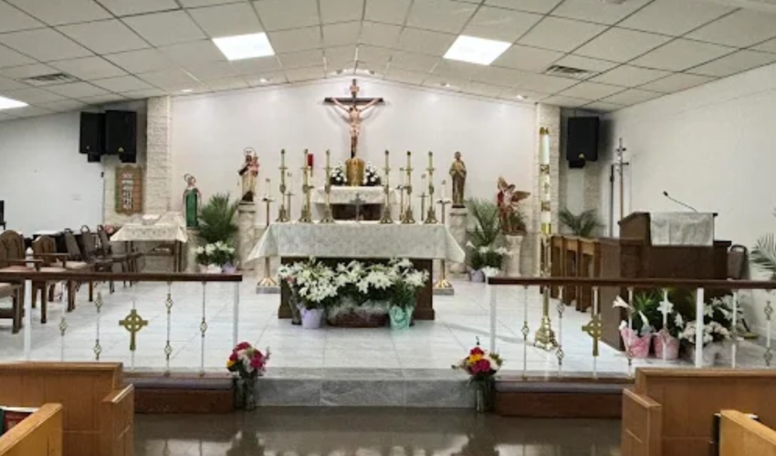 Intérieur de l'église St Margaret of Scotland Catholic Church  dans le diocèse de San Angelo (Texas) - DR