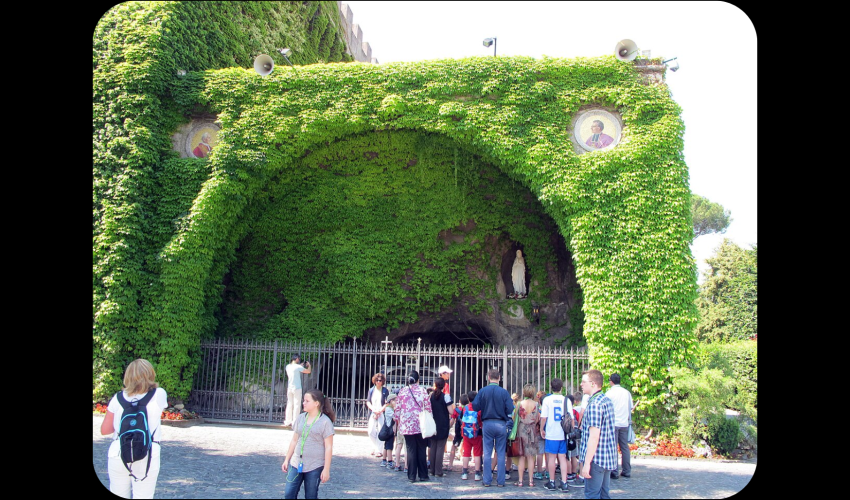 Reproduction de la grotte de Lourdes au Vatican - DR