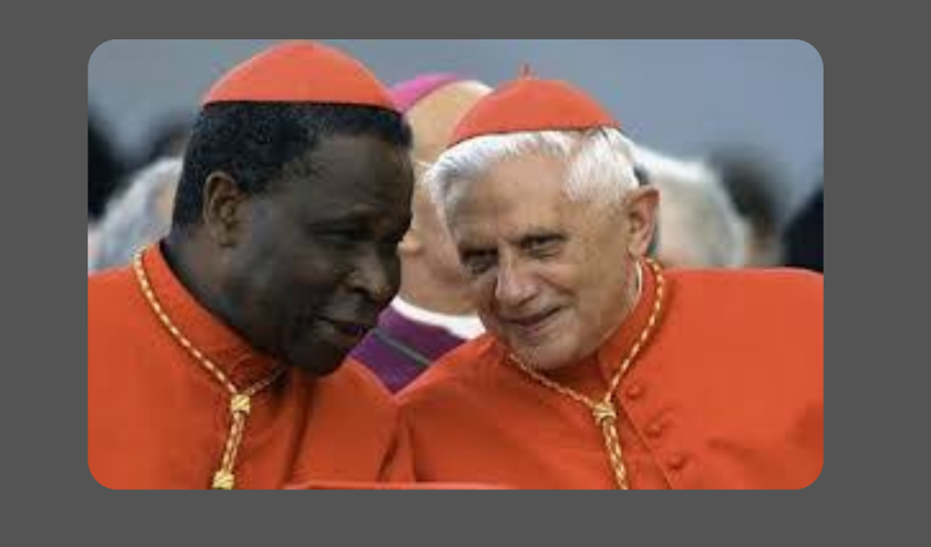 Le cardinal Bernardin Gantin en discussion avec le Cardinal Joseph RATZINGER - DR