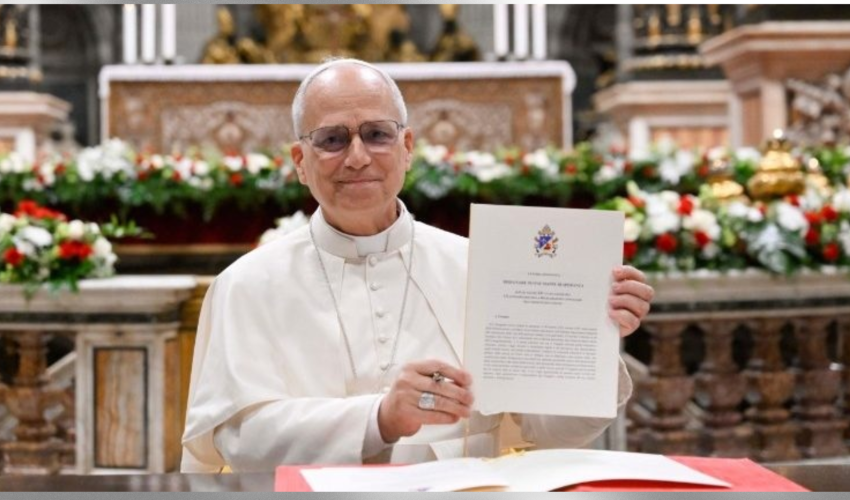 LA Le pape Léon XIV lors de la signature de la lettre apostolique  “Disegnare nuove mappe di speranza” - DR