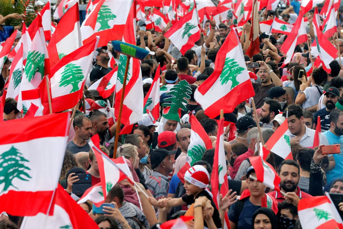 Quatre jours après le début de leur mobilisation contre le pouvoir et les élites politiques, les Libanais sont une nouvelle fois descendus dans la rue dimanche, maintenant la pression sur le Premier ministre Saad Hariri qui a donné à sa coalition gouvernementale jusqu'à lundi pour approuver ses réformes économiques. /Photo prise le 20 octobre 2019/REUTERS/Mohamed Azakir