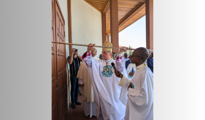 Lors de la consécration de l'église le Nonce Mgr Bettencourt frappe à la porte avec sa crosse - image Facebook diocèse d'Obala