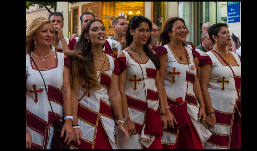 Des participantes lors des Fêtes de Moros y Cristianos, défilant dans les rues d'une ville espagnole pour commémorer l'histoire de la Reconquête - DR