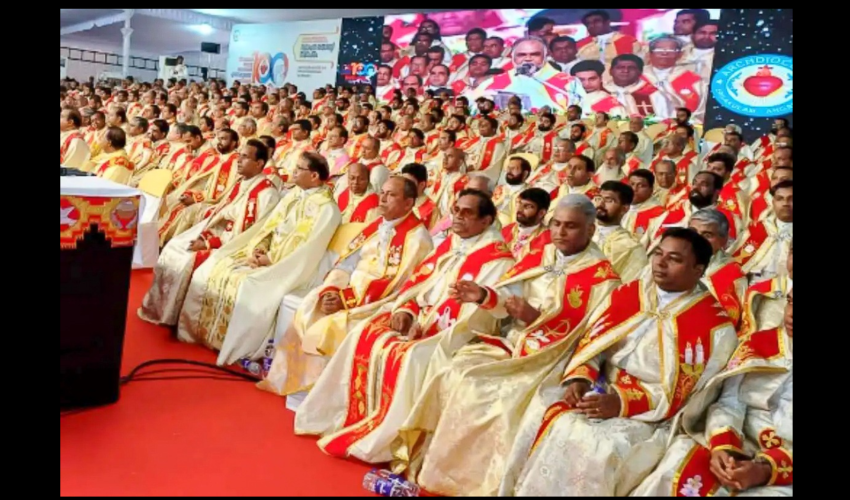 Prêtres concélèbrent à Kochi ( (Kerala))  -  crédit Missions Etrangères de Paris