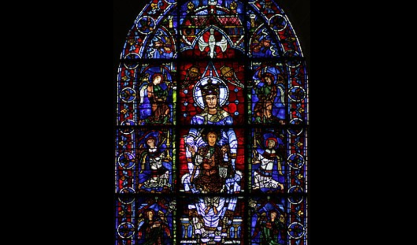 Notre-Dame de la Belle Verrière, une des cent soixante-quinze représentations de la Vierge dans la cathédrale Notre-Dame de Chartres - DR