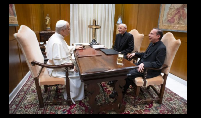 Monseigneur Mariano Fazio ( au premier plan) aux côtés de Monseigneur Fernando Ocáriz, reçus par le pape Léon XIV en mai 2025