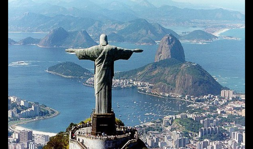 Le Corcovado surplombant la baie de Rio de Janeiro ( Brésil) - DR