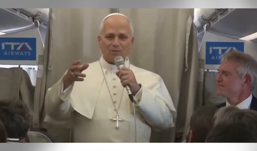 Le Pape Léon XIV dans l'avion qui le ramène à Rome - capture écran