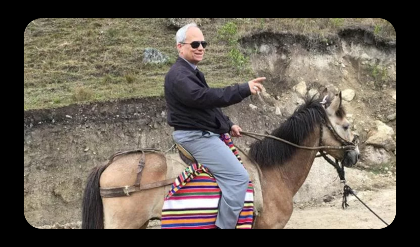 le Pape LEON XIV alors  cardinal Prévost  à cheval au Pérou, parcourant des kilomètres pour rejoindre les régions rurales lors de sa mission - DR