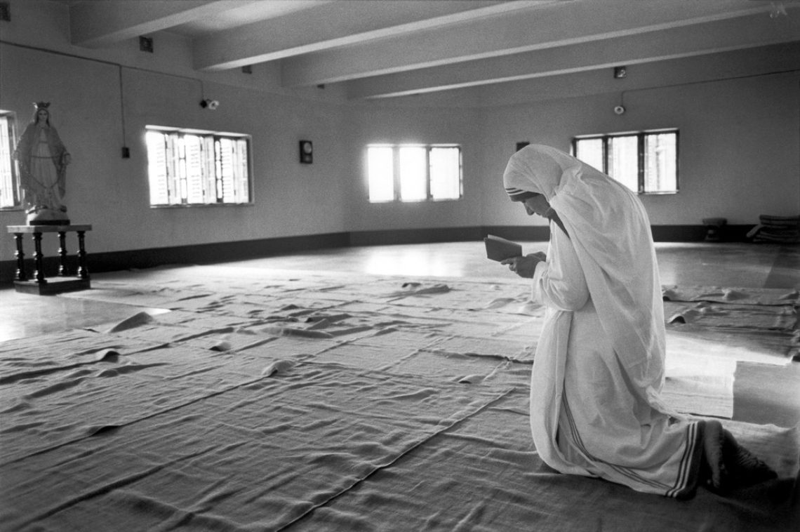 INDIA. 1989. Mother TERESA during her prayers at the Missionary of the Pure Heart in Calcutta.