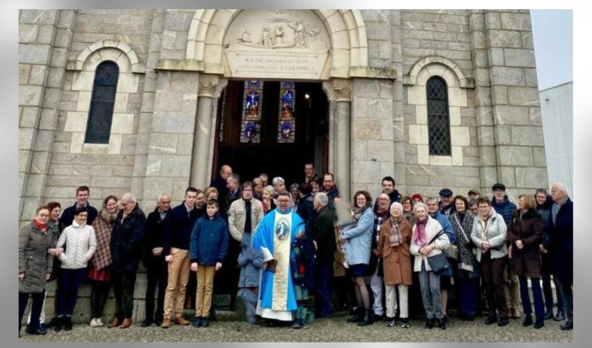 Le père  Raphael avec les fidèles devant son église  - DR