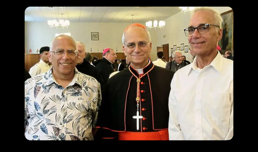 Le nouveau pape élu Léon XIV (au centre), avec ses frères aînés Louis (à gauche) et John Prevost (à droite)