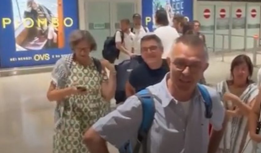 Le père Nandino Capovilla à son retour à l'aéroport - DR