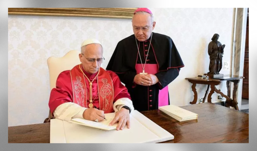 Le pape Léon XIV avec Monseigneur Edgar Peña Parra, lors de la signature de "Dilexi te" - DR