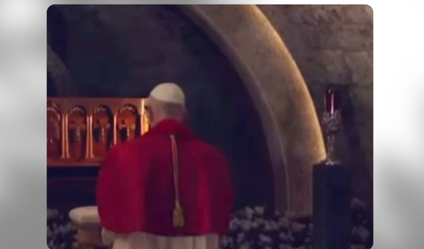Le Pape Léon XIV  à genoux devant la tombe de Saint Charbel Makhlouf - capture écran -