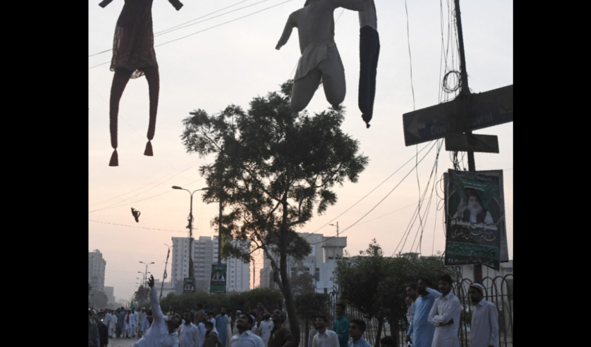 Des islamistes jettent des chaussures sur des effigies chrétiennes - DR  A. Hassan