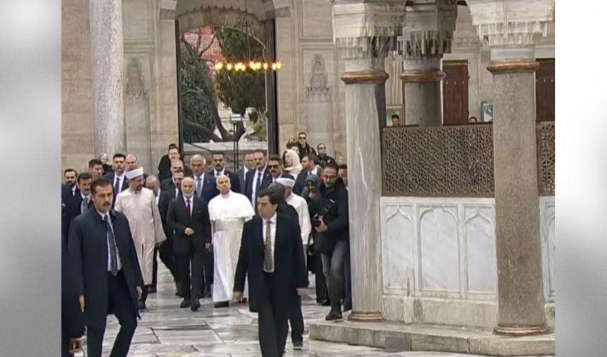 Le Pape Léon XIV en visite dans la mosquée bleue - capture écran