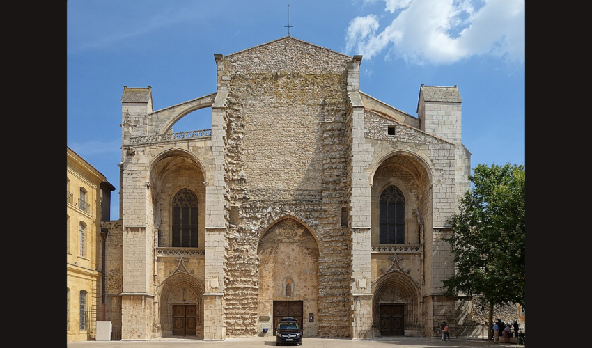 Façade de la Basilique Sainte-Marie-Madeleine, à Saint-Maximin-la-Sainte-Baume (Var) - DR