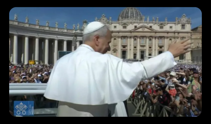 Le Pape Léon XIV en papamobile à son arrivée place Saint Pierre - DR