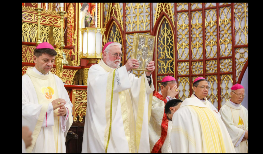 Monseigneur  Richard Gallagher, secrétaire du Vatican pour les Relations avec les États, le 10 avril 2024 dans la cathédrale Saint-Joseph de Hanoï - DR