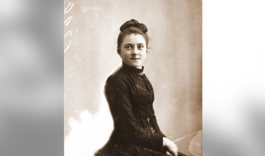 Sainte Thérèse de l’Enfant-Jésus, avril 1888. Photographie réalisée dans l’atelier de Mme Besnier à Lisieux. Le cliché a été retouché à l’épaule et au dos du corsage pour redresser la posture de Thérèse, et le nœud de la robe a disparu - DR