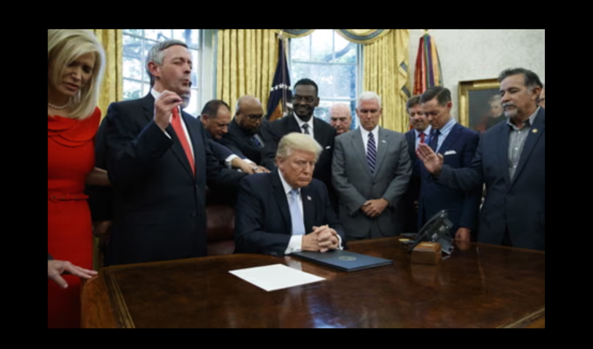 Donald Trump en prière avec ses collaborateurs dans le bureau ovale - DR