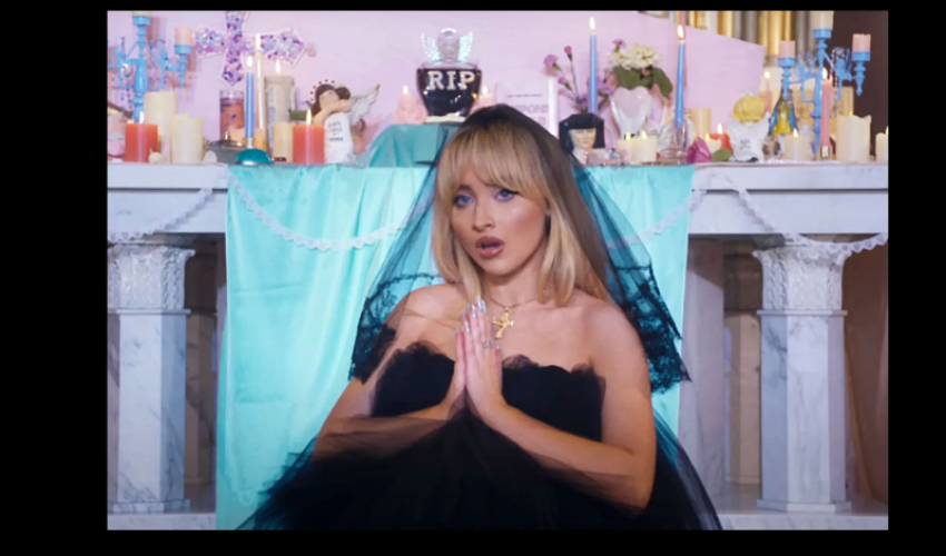 Sabrina Carpenter dans le clip "feather" - DR