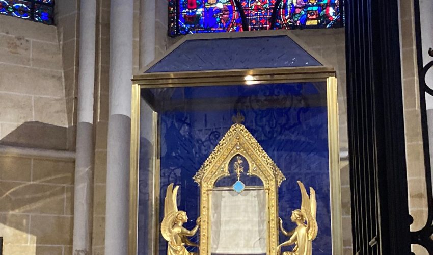 Relique du Voile de la Vierge  exposée dans la cathédrale de Chartres @tribune Chrétienne