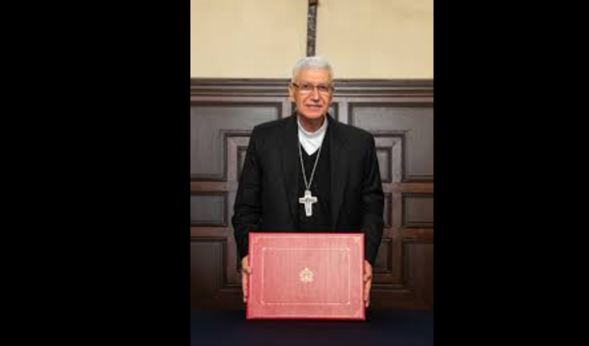 Le cardinal Carlos Castillo, archevêque de Lima avec le document du Saint Siège  ( image Facebook )